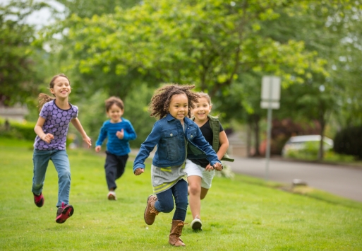 Enfants jouant ensemble en extérieur